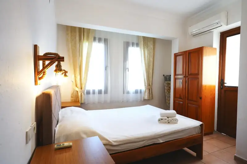 Otel odasında gardırop, klima ve balkon kapısı
